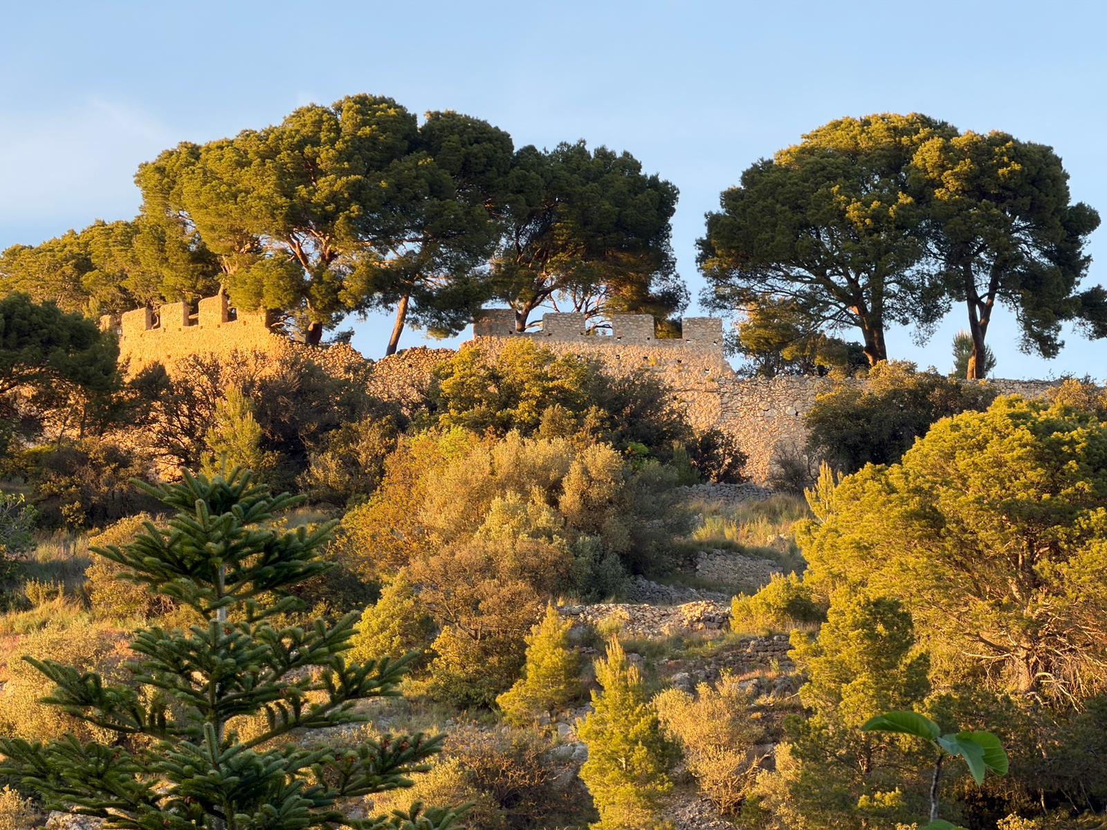 Le Castellas baigné par la lumière du soleil couchant
