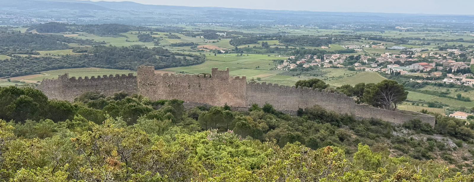 Vue panoramique de Montpeyroux et de la plaine de l'Hérault